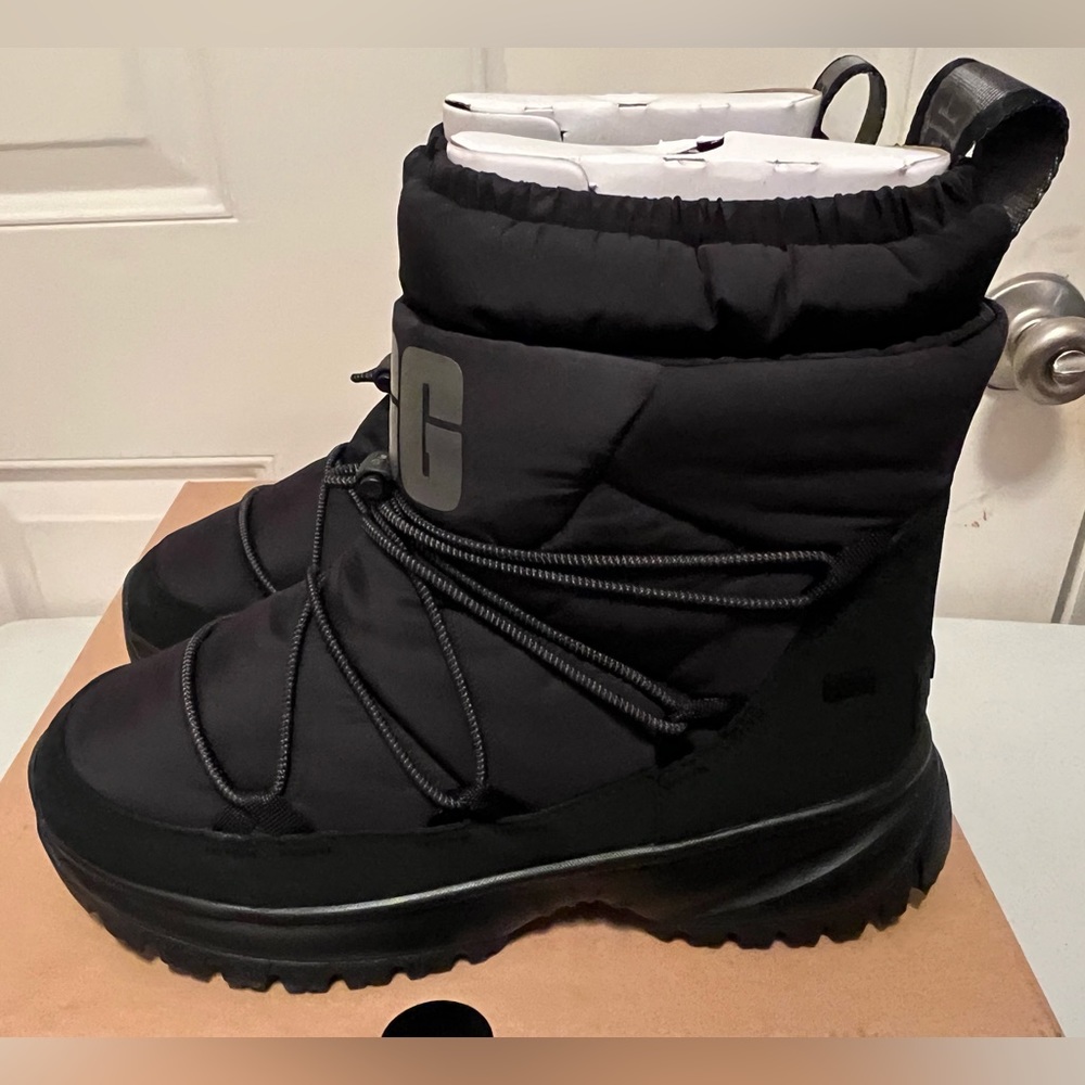 NEW Women’s UGG Genuine Shearling Lined Mid Puffer Boot Black - Picture 2 of 10